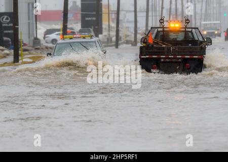 Saint John, NB, Kanada - 18. Feb 2021: Fahrt auf einer überfluteten Stadtstraße, Rothesay Avenue, während eines schweren Regensturms. Stockfoto