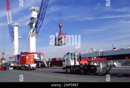 Deckenkran zum Heben von Frachtcontainern auf Lkw. Container mit Hafenumschlag, internationaler Versand. Port Authority Port Elizabeth New Jersey USA Stockfoto