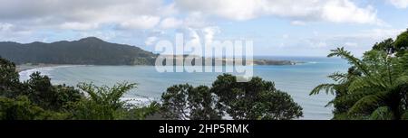 Panoramablick über die Hicks Bay an der Ostküste Neuseelands. Stockfoto
