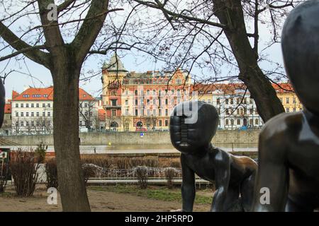 David Cerny Giant Babies Skulptur auf der Kampa Insel, Prag, Tschechische Republik Stockfoto