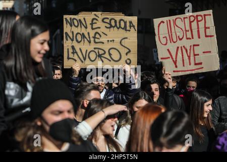 Palermo, Italien. 18th. Februar 2022. Schüler Schule-Arbeit Wechsel Demonstration in Palermo. (Bild: © Antonio Melita/Pacific Press via ZUMA Press Wire) Stockfoto