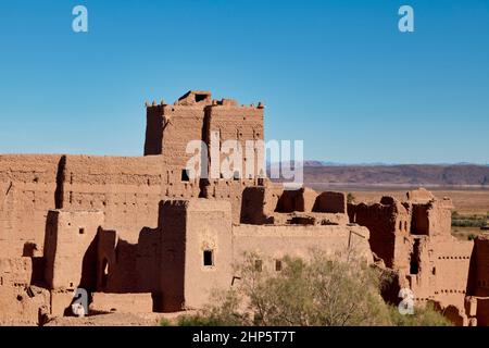 Die Kasbah Taourirt ist eine Struktur aus dem 17th. Jahrhundert, die größtenteils aus gerammtem Boden und Lehmziegeln in Ouarzazate, Marokko, besteht. Stockfoto