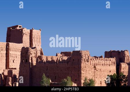 Die Kasbah Taourirt ist eine Struktur aus dem 17th. Jahrhundert, die größtenteils aus gerammtem Boden und Lehmziegeln in Ouarzazate, Marokko, besteht. Stockfoto