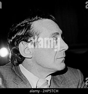 Harvey Milk war am ersten Tag in seinem Sitz im Rathaus, nachdem er als San Francisco Board of Supervisor, Kalifornien, vereidigt wurde, 8th. November 1977 Stockfoto