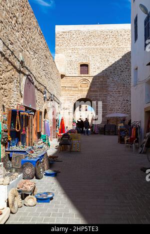 Essaouira, Marokko - 29 2019. Januar: Tor an der Rue Skala, einer schmalen Straße entlang der Stadtmauer. Stockfoto