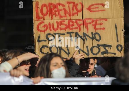 Palermo, Italien. 18th. Februar 2022. Schüler Schule-Arbeit Wechsel Demonstration in Palermo. (Bild: © Antonio Melita/Pacific Press via ZUMA Press Wire) Stockfoto