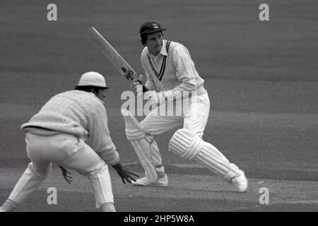 Derek Randall, der für Nottinghamshire gegen Middlesex, Schweppes County Championship, Lord's Cricket Ground, London, England 24. Juni 1978, zugeschlagen hat. Short Leg Fielder ist Phil Edmonds (Middlesex). Stockfoto