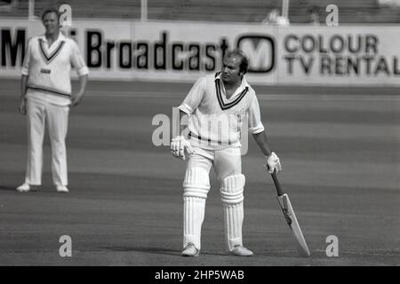 Intikhab Alam hat sich in der John Player League gegen Leicestershire beim Oval, London, England, geschlagen 7. Mai 1978 Stockfoto