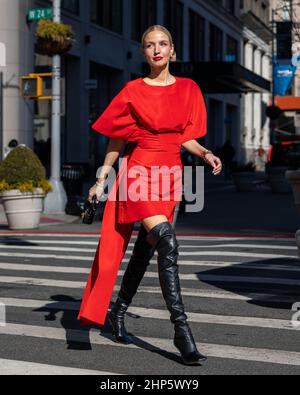 Leonie Hanne während der New York Fashion Week FW22, nach der Carolina Herrera Fashion Show Stockfoto