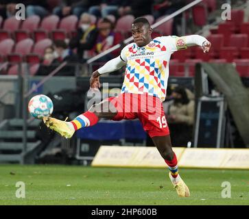 18. Februar 2022, Mewa Arena, Mainz, GER, 1.FBL, 1.FSV FSV FSV Mainz 05 vs Bayer 04 Leverkusen, DFL-Vorschriften verbieten die Verwendung von Fotografien als Bildsequenzen und/oder quasi-Video. Im Bild Moussa Niakhate (Mainz) Stockfoto