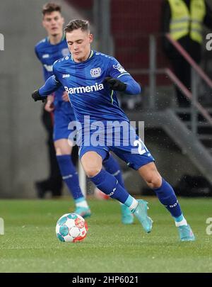 18. Februar 2022, Mewa Arena, Mainz, GER, 1.FBL, 1.FSV FSV FSV Mainz 05 vs Bayer 04 Leverkusen, die DFL-Vorschriften verbieten die Verwendung von Fotografien als Bildsequenzen und/oder quasi-Video. Im Bild Florian Wirtz (Leverkusen) Stockfoto