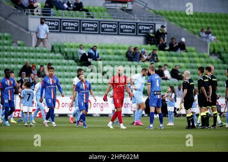 Melbourne, Australien, 18. Februar 2022. Am 18. Februar 2022 im AAMI Park in Melbourne, Australien, betreten die Spieler das Spielfeld während des Fußballmatches Der A-League zwischen dem Melbourne City FC und den Newcastle Jets. Kredit: Dave Hewison/Speed Media/Alamy Live Nachrichten Stockfoto