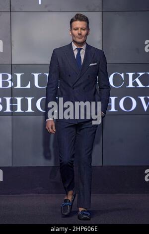 New York, Usa. 17th. Februar 2022. Alex Lundqvist geht mit Stephen F während der sechsten jährlichen Blue Jacket Fashion Show in den Moonlight Studios auf die Piste. Kredit: SOPA Images Limited/Alamy Live Nachrichten Stockfoto