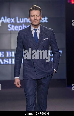 New York, Usa. 17th. Februar 2022. Alex Lundqvist geht mit Stephen F während der sechsten jährlichen Blue Jacket Fashion Show in den Moonlight Studios auf die Piste. Kredit: SOPA Images Limited/Alamy Live Nachrichten Stockfoto