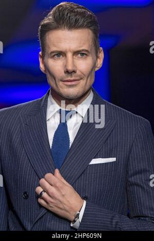 New York, Usa. 17th. Februar 2022. Alex Lundqvist geht mit Stephen F während der sechsten jährlichen Blue Jacket Fashion Show in den Moonlight Studios auf die Piste. Kredit: SOPA Images Limited/Alamy Live Nachrichten Stockfoto