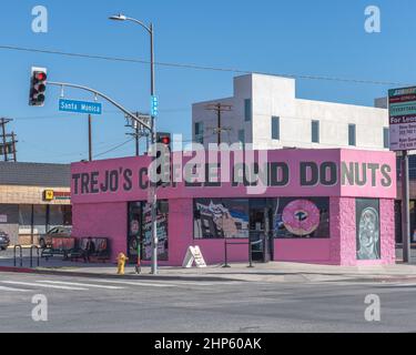 Los Angeles, CA, USA - 18. Februar 2022: Außenansicht von Trejo’s Coffee and Donuts Shop in Los Angeles, CA. Der Laden ist im Besitz des Schauspielers Danny Trejo. Stockfoto