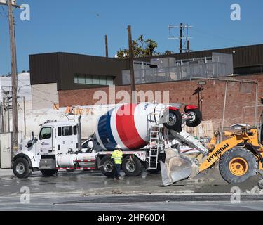 Los Angeles, CA, USA - 18. Februar 2022: Ein Zement-Lkw im Betonwerk CEMEX Hollywood in Los Angeles, CA. Stockfoto