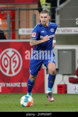 18. Februar 2022, Mewa Arena, Mainz, GER, 1.FBL, 1.FSV FSV FSV Mainz 05 vs Bayer 04 Leverkusen, die DFL-Vorschriften verbieten die Verwendung von Fotografien als Bildsequenzen und/oder quasi-Video. Im Bild Robert Andrich (Leverkusen) Stockfoto