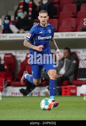 18. Februar 2022, Mewa Arena, Mainz, GER, 1.FBL, 1.FSV FSV FSV Mainz 05 vs Bayer 04 Leverkusen, die DFL-Vorschriften verbieten die Verwendung von Fotografien als Bildsequenzen und/oder quasi-Video. Im Bild Robert Andrich (Leverkusen) Stockfoto