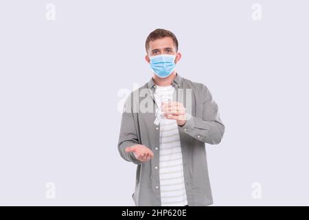 Mann Mit Händen Antiseptisch Tragen Medizinische Maske Isoliert. Händedesinfektionsmittel Stockfoto