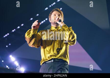 Madrid, Spanien. 18th. Februar 2022. Der spanische Sänger Manuel Carrasco spielt live auf der Bühne im Wizink Center in Madrid. Kredit: SOPA Images Limited/Alamy Live Nachrichten Stockfoto