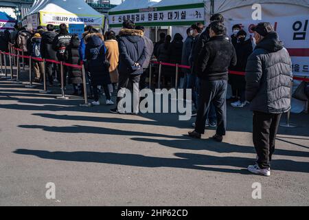 Seoul, Südkorea. 18th. Februar 2022. Die Leute werden auf COVID-19 an einer temporären COVID-19 Teststelle in Seoul getestet. Südkorea meldet 109.831 neu bestätigte COVID19 Fälle. (Foto von Simon Shin/SOPA Images/Sipa USA) Quelle: SIPA USA/Alamy Live News Stockfoto