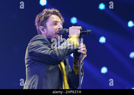 Madrid, Spanien. 18th. Februar 2022. Der spanische Sänger Manuel Carrasco spielt live auf der Bühne im Wizink Center in Madrid. (Foto: Atilano Garcia/SOPA Images/Sipa USA) Quelle: SIPA USA/Alamy Live News Stockfoto