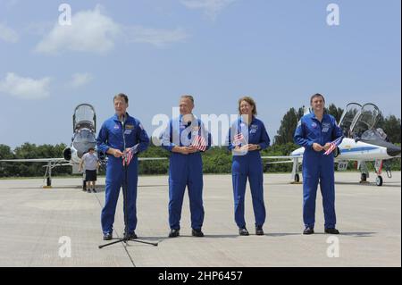 Die STS-135-Besatzungsmitglieder kamen am 4. Juli gegen 2:30 Uhr an der Shuttle Landing Facility des NASA Kennedy Space Centers an. Die letzten Vorbereitungen für die STS-135-Mission des Space Shuttles Atlantis zur Internationalen Raumstation von links sind Commander Chris Ferguson, Pilot Doug Hurley, die Missionsspezialisten Sandy Magnus und Rex Walheim Ca. 2011 Stockfoto