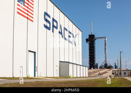 Eine SpaceX Falcon 9-Rakete mit dem Crew Dragon steht vor der NASA-Mission SpaceX Demo-2 am 21. Mai 2020 auf dem historischen Launch Complex 39A im Kennedy Space Center der NASA in Florida zum Start bereit. Die Rakete und das Raumschiff werden die NASA-Astronauten Robert Behnken und Douglas Hurley im Rahmen des Commercial Crew-Programms der Agentur zur Internationalen Raumstation bringen und die Fähigkeit zur menschlichen Raumfahrt nach fast einem Jahrzehnt in die USA zurückbringen. Dies wird der letzte Flugtest von SpaceX sein, der der NASA den Weg ebnet, das Transportsystem der Besatzung für reguläre, mit Besatzung bemannte Flüge zu den Orbiti zu zertifizieren Stockfoto