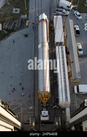 Angesehen overhead aus der vertikalen Integration Facility Space Launch Complex 41 auf Cape Canaveral Air Force Station in Florida, United Launch Alliance Atlas V erste Stufe für die Tracking- und Data Relay Satellite, TDRS-M, Mission ankommt. Die Rakete soll die neuesten TDRS Satelliten als Teil der Konstellation der Agentur von Kommunikationssatelliten, mit der nahezu kontinuierlichen Kontakt mit kreisenden Raumsonde, die von der Internationalen Raumstation und Hubble Space Telescope auf die wissenschaftlichen Observatorien zu starten. Liftoff auf die ULA Atlas V Rakete geplant ist t Stockfoto