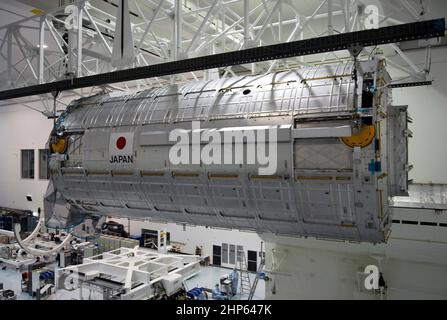 In der Verarbeitungsanlage der Raumstation am Kennedy Space Center der NASA bewegt ein Deckenkran das japanische Experiment-Modul Kibo – Pressurized Module in Richtung des Nutzlastkanisters (unten rechts). Der Behälter wird das Modul, das Teil der Nutzlast für die STS-124-Mission des Raumfämpfers Discovery ist, an das Launch Pad 39A liefern. Auf der Mission wird die STS-124-Besatzung das Kibo-Modul sowie das japanische Remote-Manipulatorsystem zur Internationalen Raumstation transportieren, um das Kibo-Labor zu vervollständigen. Stockfoto