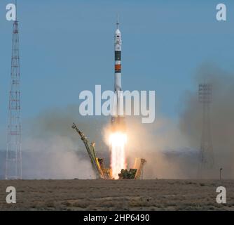 Die Sojus-MS-04-Rakete startet am Donnerstag, 20. April 2017, vom Kosmodrom Baikonur in Kasachstan aus, Baikonur Time Carrying Expedition 51 Sojus-Kommandant Fjodor Jurchikhin von Roskosmos und der NASA-Flugingenieur Jack Fischer in die Umlaufbahn, um ihre viereinhalb Monate dauernden Missionen auf der Internationalen Raumstation zu beginnen. Stockfoto