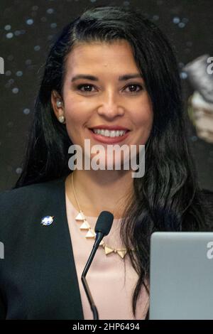 Bettina Inclan, NASA-Hauptquartier, moderiert am 27. Juli 2020 ein Pre-Relaunch-News-Briefing zum Mars 2020 im Kennedy Space Center der NASA in Florida. Der Mars Perseverance Rover soll am 30. Juli auf einer United Launch Alliance ATLAS V 541-Rakete vom Space Launch Complex 41 in der nahe gelegenen Cape Canaveral Air Force Station starten. Der Rover ist Teil des Mars Exploration Program der NASA, einer langfristigen Initiative zur robotischen Erkundung des Roten Planeten. Stockfoto