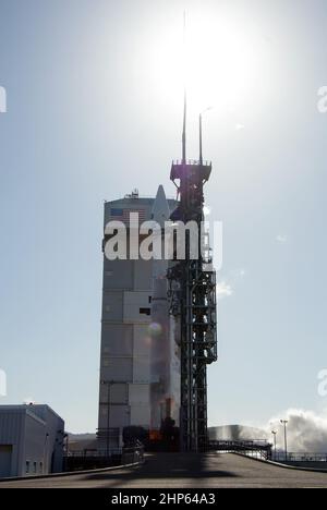 Die Landsat-Sonde zur Datenkontinuität hebt um 1:02 Uhr EST, 10:02 Uhr PST) auf einer United Launch Alliance ATLAS V-Rakete vom Space Launch Complex 3 auf dem kalifornischen Luftwaffenstützpunkt Vandenberg ab. 2013 Stockfoto