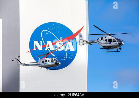 Am 27. Oktober 2020 führen die Bell Huey 2 (links) und Airbus H135 Hubschrauber, die für Sicherheitsoperationen im Weltraumbahnhof Florida eingesetzt werden, vor dem ikonischen Vehicle Assembly Building im Kennedy Space Center der NASA einen Flug zusammen durch, bevor die Hueys aus ihrem Dienst ausgeschieden werden. Der Airbus H135s ersetzt die drei vom Flight Operations-Team von Kennedy betreuten Bell Huey 2-Flugzeuge. Kennedy erhielt zwei der H135 Flugzeuge am 30. September, und das dritte Flugzeug wird voraussichtlich im Frühjahr 2021 eintreffen. Diese neuen Hubschrauber bieten eine Reihe von technologischen und sicherheitstechnischen Vorteilen gegenüber den Hueys, wie z. B. Stockfoto