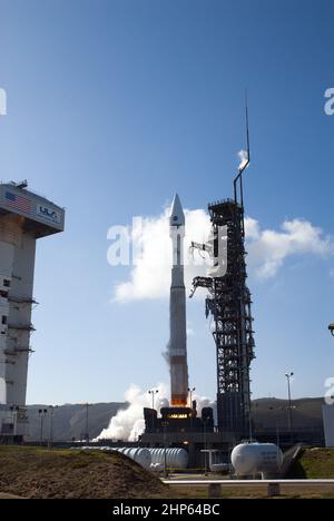 Die Landsat-Sonde zur Datenkontinuität hebt um 1:02 Uhr EST, 10:02 Uhr PST) auf einer United Launch Alliance ATLAS V-Rakete vom Space Launch Complex 3 auf dem kalifornischen Luftwaffenstützpunkt Vandenberg ab. 2013 Stockfoto
