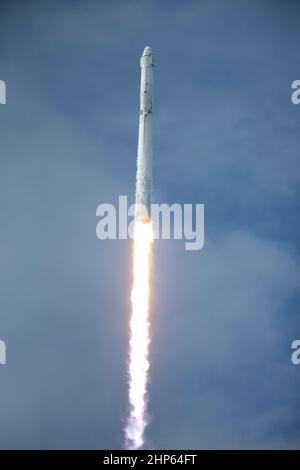 Eine SpaceX Falcon 9-Rakete hebt vom Launch Complex 39A im NASA-Weltraumzentrum Kenney in Florida ab, der kommerziellen Wiederaufnahmemission des Unternehmens für 11th zur Internationalen Raumstation. Der Start erfolgte um 5:07 Uhr EDT von der historischen Startstelle, die jetzt von SpaceX im Rahmen eines Grundstücksabkommens mit der NASA betrieben wird. Die Dragon-Raumsonde wird 6.000 Pfund an Vorräten liefern, wie den Neutronenstern Interior Composition Explorer oder NICER, der entwickelt wurde, um die außergewöhnliche Physik dieser Sterne zu studieren und Einblicke in ihre Natur und ihr Verhalten zu geben. Stockfoto