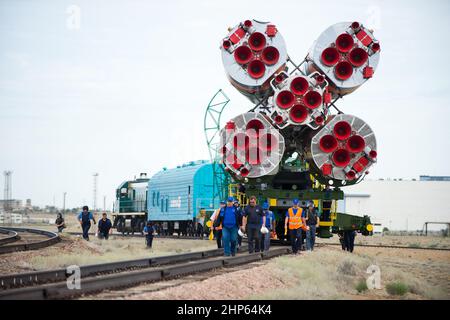 Das Raumschiff Sojus TMA-17M wird am Montag, den 20. Juli 2015, im Kosmodrom Baikonur in Kasachstan per Zug auf die Startrampe ausgerollt Stockfoto