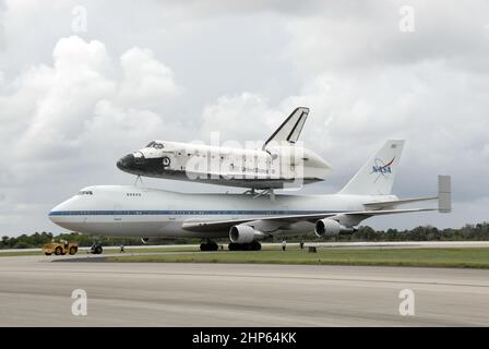 Die Boeing 747 Shuttle Carrier Aircraft, kurz SCA, mit dem Space Shuttle Discovery oben, ist nach der Landung auf der Start- und Landebahn 33 der NASA im Kennedy Space Center in Florida bereit für das Abschleppen. 2009 Stockfoto