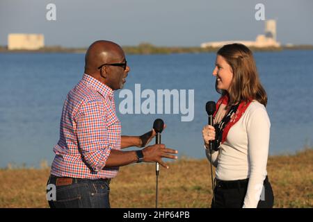 Während des Countdowns für den Start von NOAA's Geostationary Operational Environmental Satellite, oder GOES-R, interviewt Stephanie Martin von NASA Communications, Right, Al Roker, Wetterprognose auf der „Today Show“ von NBC. GOES-R ist der erste Satellit einer Reihe von GOES-Satelliten der nächsten Generation für NOAA, die National Oceanographic and Atmospheric Administration. Es wird in eine geostationäre Umlaufbahn über der westlichen Hemisphäre starten, um Bilder von Stürmen zu liefern und Meteorologen bei der Vorhersage schwerer Wetterkonditionale und der Entwicklung von Langzeit-Prognosen zu unterstützen. Stockfoto