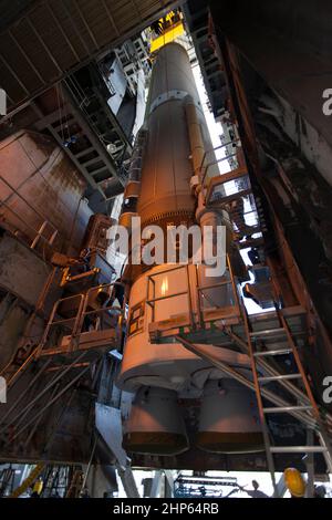 Die erste Stufe der United Launch Alliance ATLAS V wurde in der Vertikalen Integrationsanlage im Space Launch Complex 41 der Cape Canaveral Air Force Station in Florida positioniert. Die Rakete soll den Tracking and Data Relay Satellite, TDRS-M, starten Stockfoto