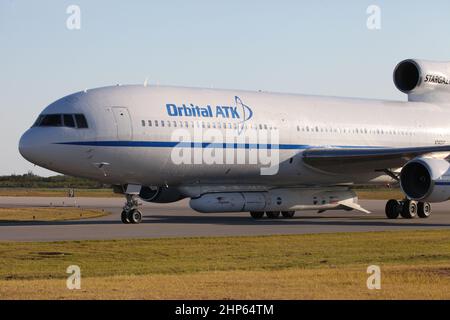 Die Orbital ATK L-1011 Stargazer Flugzeuge sind am Skid Strip auf der Cape Canaveral Air Force Station in Florida angekommen. Unter dem Stargazer befindet sich die Orbital ATK Pegasus XL mit dem Cyclone Global Navigation Satellite System (CYGNSS) der NASA an Bord. CYGNSS wurde für seine Mission auf dem Luftwaffenstützpunkt Vandenberg in Kalifornien bearbeitet und vorbereitet. CYGNSS soll am 12. Dezember mit der Pegasus XL-Rakete vom Skid Strip aus in die Luft starten. CYGNSS wird während des gesamten Lebenszyklus tropischer Stürme und Hurrikane häufige und genaue Messungen der Winde an der Meeresoberfläche durchführen. Stockfoto