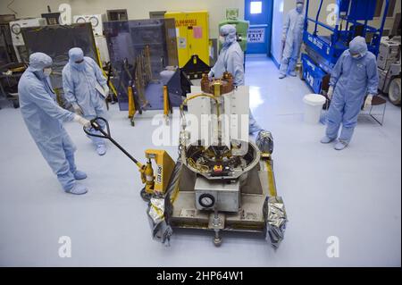 In der Payload Hazardous Servicing Facility im Kennedy Space Center der NASA in Florida, Raumfahrterzeuger des Jet Propulsion Laboratory der NASA parken den multimissionarischen Radioisotop-Thermoelektrischen Generator (MMRTG) für die Mission Mars Science Laboratory (MSL) der NASA auf seinem Stützpunkt in der Luftschleuse nach dem MMRTG-FIT-Check auf dem Cursory Rover in der Hochbucht Ca. 2011 Stockfoto