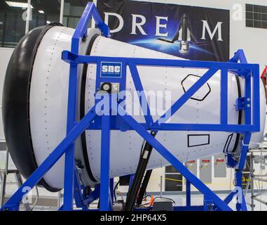 Ein Modell des Frachtraum-Logistikmoduls für Dream Chaser der Sierra Nevada Corporation, das wiederverwendbare Raumflugzeug des Unternehmens, kam im August in der Space Station Processing Facility (SSPF) im Kennedy Space Center der NASA in Florida an. Am 20. September 2019 hatte die Geschäftsleitung die Gelegenheit, das Frachtmodul im SSPF-Hochregal zu sehen. Von links sind Kelvin Manning, Kennedy Associate Director, Technical; Steve Lindsey, Vice President, Space Exploration Systems, Sierra Nevada Corporation; hinter Lindsey steht Kennedy Deputy Director Janet Petro; und die Treppe hinauf steigt Kennedy Center Director Bob Ca Stockfoto