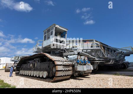 Während eines Trainingslaufs wird am 1. Mai 2019 der Crawler-Transporter 2 (CT-2) zum Vehicle Assembly Building (VAB) im Kennedy Space Center der NASA in Florida gefahren. CT-2 betrat High Bay 2 und nahm die mobile Startplattform-3 (MLP-3) der Space Shuttle-Ära auf. Die VAB erhält ihren ersten gewerblichen Mieter. Northrop Grumman unterzeichnete mit der NASA eine Vereinbarung über den erstattungsfähigen Weltraumgesetz zur Nutzung der Einrichtungen. Das Unternehmen wird seine neue Omega-Rakete in der High Bay 2-Anlage montieren und testen. Stockfoto