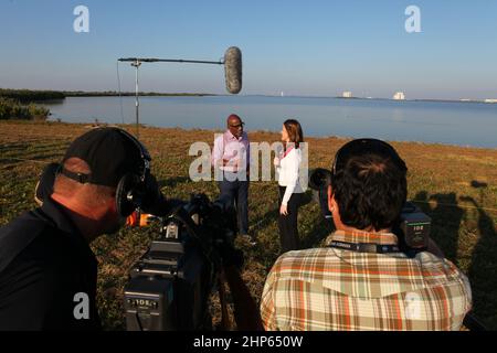 Während des Countdowns für den Start von NOAA's Geostationary Operational Environmental Satellite, oder GOES-R, interviewt Stephanie Martin von NASA Communications, Right, Al Roker, Wetterprognose auf der „Today Show“ von NBC. GOES-R ist der erste Satellit einer Reihe von GOES-Satelliten der nächsten Generation für NOAA, die National Oceanographic and Atmospheric Administration. Es wird in eine geostationäre Umlaufbahn über der westlichen Hemisphäre starten, um Bilder von Stürmen zu liefern und Meteorologen bei der Vorhersage schwerer Wetterkonditionale und der Entwicklung von Langzeit-Prognosen zu unterstützen. Stockfoto