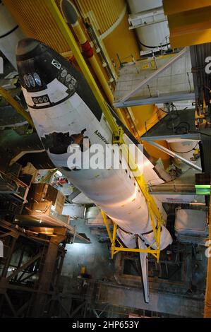 Der Orbiter Discovery ist mit noch angeschlossenem Kran hinter dem externen Tank und festen Raketenantrieben auf der mobilen Trägerrakete im Hochregal 3 des Fahrzeugmontagebaus ca. 2006 Stockfoto