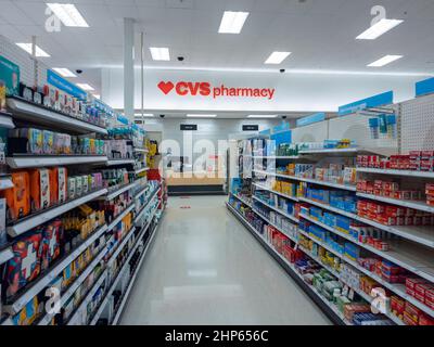 Kissimmee, Florida - 4. Februar 2022: Blick auf das Innere des CVS-Pharmaziegebäudes mit medizinischen Gängen im Vordergrund. Stockfoto