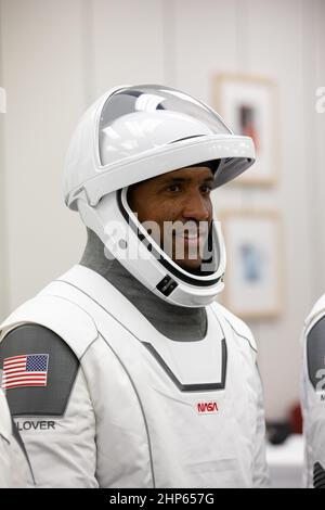 Am 15. November 2020 wird der NASA-Astronaut Victor Glover, Pilot, in einem SpaceX-Raumanzug zur Vorbereitung auf die NASA SpaceX-Mission Crew-1 im Anzugraum der Besatzung im Neil Armstrong Operations and Checkout Building im Kennedy Space Center der NASA in Florida gezeigt. Crew-1 ist die erste reguläre Crew-Mission eines US-amerikanischen Raumschiffs mit Astronauten zur Internationalen Raumstation im Rahmen des NASA-Programms für kommerzielle Besatzung. Die Space X Crew Dragon Resilience-Kapsel wird auf der Falcon 9-Rakete des Unternehmens vom Launch Complex 39A zur Raumstation für eine sechsmonatige Wissenschaftsmission starten. Stockfoto