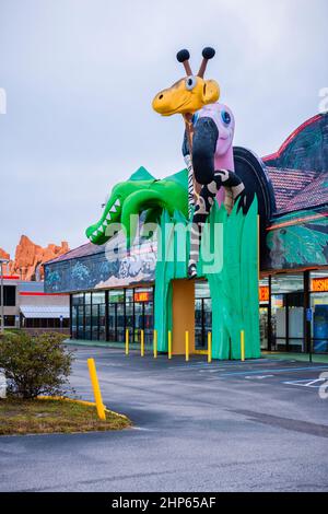 Kissimmee, Florida - 6. Februar 2022: Vertikale Nahaufnahme des Galadehaftes mit Disney Figuren Statue am Storefront. Stockfoto